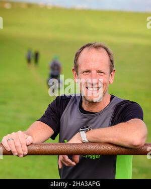 Läufer Toby Forer alias the artful Jogger, auf dem South Downs Way in der Nähe von Firle Beacon. Nur Für Redaktionelle Zwecke. Stockfoto