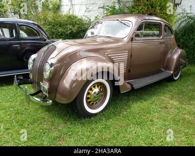 LOMAS DE ZAMORA - BUENOS AIRES, ARGENTINIEN - 05. Dez 2021: Aufnahme eines alten aerodynamischen Unibody Chrysler De Soto Airflow zweitürigen Coupés um 1935. CADEA Stockfoto