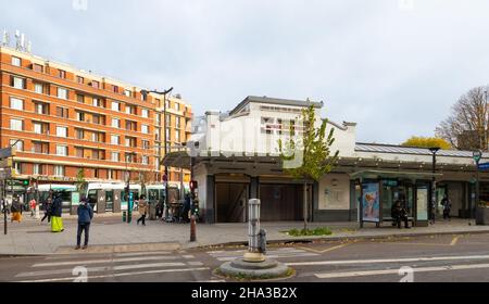 Paris, Frankreich - November 14th 2021: Öffentlicher Nahverkehrsbahnhof und Wohngebäude an der Porte de Lilas Stockfoto