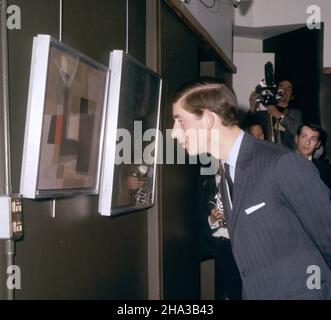 Aktenfoto vom 20/4/1969 von Prince Charles, der eine Wanddisplays am Aberystwyth University College, Wales, ansah, wo er einen neunwöchigen Kurs begann. Der Prinz ist zurückgekehrt, um die neue Veterinärwissenschaftliche Fakultät der Aberystwyth University zu eröffnen. Ausgabedatum: Freitag, 10. Dezember 2021. Stockfoto