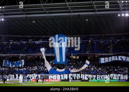 SAN SEBASTIAN, SPANIEN - 09. DEZEMBER: Die Fans von Real Sociedad werden während des UEFA Europa League-Spiel der Gruppe B zwischen Real Sociedad und PSV Eindhoven am 9. Dezember 2021 im Estadio Anoeta in San Sebastian, Spanien, gesehen. (Foto nach MB-Medien) Stockfoto