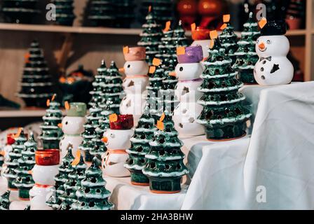 Nahaufnahme von handgefertigten keramischen Souvenirs und Dekorationen am Stand zur weihnachtszeit Stockfoto