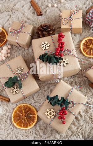 Weihnachten Zero Waste Flat Lay, umweltfreundliche Verpackung auf Pelzhintergrund Stockfoto