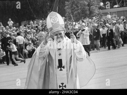 Warszawa, 1979-06-02. Pierwsza pielgrzymka Papie¿a Jana Paw³a II do Ojczyzny. Nz. Ojciec Œwiêty pozdrawia wiernych zgromadzonych na placu Zwyciêstwa. gr PAP/Teodor Walczak Warschau, 2. Juni 1979. Die erste Wallfahrt von Papst Johannes Paul II. In die Heimat. Bild: Papst Johannes Paul II. Begrüßt die Gläubigen auf dem Zwyciestwa-Platz. gr PAP/Teodor Walczak *** Ortsüberschrift *** 00000000843807 Stockfoto