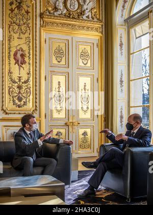 Paris, Frankreich. 10th Dez 2021. Bundeskanzler Olaf Scholz (SPD) sitzt neben dem französischen Staatspräsidenten Emmanuel Macron zu Beginn der bilateralen Gespräche. Zwei Tage nach seinem Amtsantritt besucht Scholz den französischen Präsidenten in Paris sowie führende EU- und NATO-Mitarbeiter in Brüssel. Quelle: Michael Kappeler/dpa/Alamy Live News Stockfoto