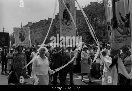 Warszawa, 1979-06-14. Procesja Bo¿Ego Cia³a na Krakowskim Przedmieœciu. Ad/gr PAP/Maciej K³oœ Warschau, 14. Juni 1979. Die Fronleichnamsprozession in der Krakowskie Przedmiescie Straße. Ad/gr PAP/Maciej Klos Stockfoto