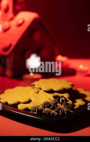 Helsinki / Finnland - 9. DEZEMBER 2021: Ein Haufen selbstgebackter Lebkuchen auf einem Teller vor festlichem Hintergrund. Stockfoto