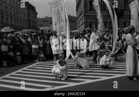 Warszawa, 1979-06-14. Procesja Bo¿Ego Cia³a na Krakowskim Przedmieœciu. Ad/gr PAP/Maciej K³oœ Warschau, 14. Juni 1979. Die Fronleichnamsprozession in der Krakowskie Przedmiescie Straße. Ad/gr PAP/Maciej Klos Stockfoto