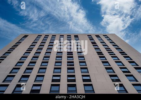 Blick auf Hochhäuser mit blauem Himmel Stockfoto