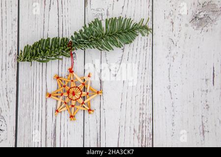 Weihnachtsdekoration als Grußkarte mit Kiefernzweig und Stern sowie Platz für Text, um sich selbst zu gestalten Stockfoto