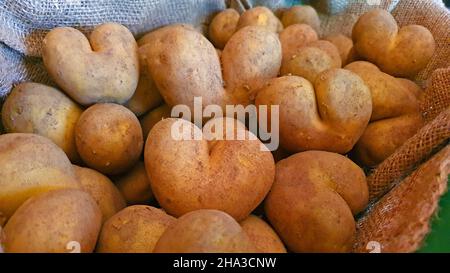 Herzförmige deutsche Kartoffeln in einem Korb auf einem Bauernmarkt Stockfoto