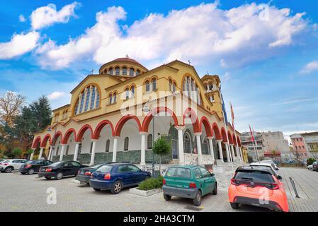 LARISSA, GRIECHENLAND - 06. Dezember 2021: Orthodoxe Kirche von Agios Achillios, Metropolis von Larissa, Griechenland Stockfoto