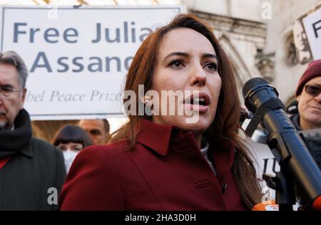 London, Großbritannien. 10th Dez 2021. Stella Moris, Julian Assanges Verlobter, spricht vor dem High Court in London über das Urteil. Der Oberste Gerichtshof entscheidet in der Auslieferungsverhandlung von Julian Assange für die Berufung der US-Regierung. Julian Assange Auslieferungsverhandlung. Quelle: Tommy London/Alamy Live News Stockfoto