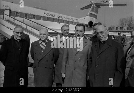 Warszawa, 1979-03-22. OD momentan kiedy Karol Wojty³a zosta³ najwy¿szym zwierzchnikiem Koœcio³a Katolickiego toczy³y siê negocjacje przedstawicieli Koœcio³a z rz¹dem PRL dotycz¹ce pielgrzymki Papie¿a do rodzinnego kraju. Bardzo istotym elementem tych spotkañ by³a wizyta arcybiskupa Agostino Casaroli, sekretarza stanu Stolicy Apostolskiej w Warszawie, która trwa³a od 22 do 24 marca 1979 roku. NZ. m.in. Agostino Casaroli (P) oraz arcybiskup Bronis³aw D¹browski (L). Ad PAP/Henryk Rosiak Warschau, 22. März 1979. Seit Karol Wojtyla das Oberhaupt der katholischen Kirche wurde, gab es Verhandlungen mit Stockfoto