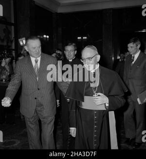 Warszawa, 1979-03-22. OD momentan kiedy Karol Wojty³a zosta³ najwy¿szym zwierzchnikiem Koœcio³a Katolickiego toczy³y siê negocjacje przedstawicieli Koœcio³a z rz¹dem PRL dotycz¹ce pielgrzymki Papie¿a do rodzinnego kraju. Bardzo istotym elementem tych spotkañ by³a wizyta arcybiskupa Agostino Casaroli, sekretarza stanu Stolicy Apostolskiej w Warszawie, która trwa³a od 22 do 24 marca 1979 roku. NZ. m.in. Arcybiskup Agostino Casaroli (2P), Premier PRL Piotr Jaroszewicz (L), pra³at antykamery papieskiej Juliusz Paetz (2L). Ad PAP/Henryk Rosiak Warschau, 22. März 1979. Seit Karol hat Wojtyla sich beca Stockfoto