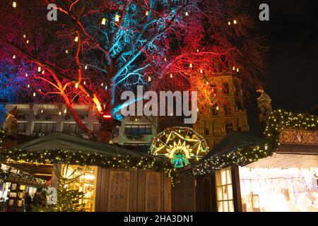 KÖLN, DEUTSCHLAND - 06. Dez 2021: Bunt beleuchteter Baum auf dem kölner weihnachtsmarkt Stockfoto