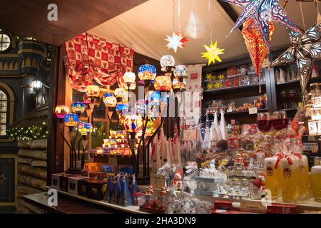 KÖLN, DEUTSCHLAND - 06. Dez 2021: Verkauf von Souvenirs auf dem kölner weihnachtsmarkt Stockfoto