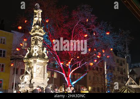 KÖLN, DEUTSCHLAND - 06. Dez 2021: Bunt beleuchteter Baum auf dem kölner weihnachtsmarkt Stockfoto