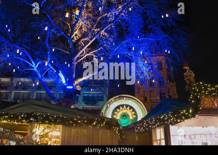 KÖLN, DEUTSCHLAND - 06. Dez 2021: Bunt beleuchteter Baum auf dem kölner weihnachtsmarkt Stockfoto