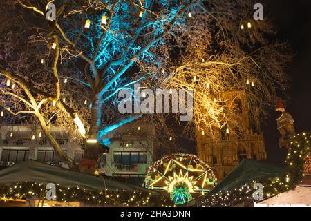 KÖLN, DEUTSCHLAND - 06. Dez 2021: Bunt beleuchteter Baum auf dem kölner weihnachtsmarkt Stockfoto