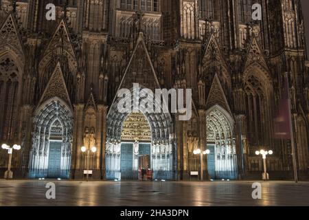 KÖLN, DEUTSCHLAND - 06. Dezember 2021: Beleuchteter Haupteingang des kölner Doms Stockfoto