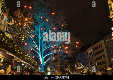 KÖLN, DEUTSCHLAND - 06. Dez 2021: Bunt beleuchteter Baum auf dem kölner weihnachtsmarkt Stockfoto