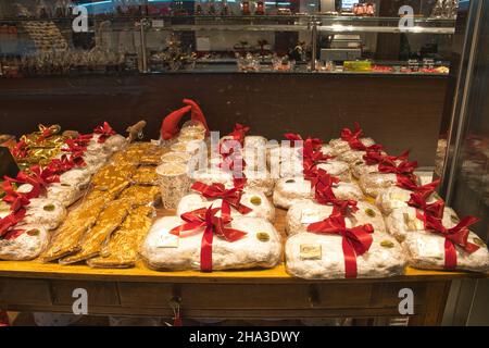 KÖLN, DEUTSCHLAND - 06. Dez 2021: Verkauf von Souvenirs auf dem kölner weihnachtsmarkt Stockfoto