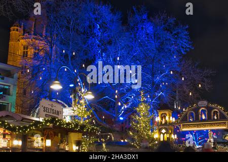 KÖLN, DEUTSCHLAND - 06. Dez 2021: Bunt beleuchteter Baum auf dem kölner weihnachtsmarkt Stockfoto