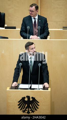 10. Dezember 2021, Berlin: Martin Durig (SPD), Staatsminister für Wirtschaft, Arbeit und Verkehr in Sachsen, spricht auf der Sitzung des Bundesrates 1013rd, hinter ihm sitzt Bodo Ramelow (die Linke), Ministerpräsident von Thüringen und amtierender Präsident des Bundesrates. In der Sondersitzung wurde über den Gesetzentwurf der Ampelkoalition zur Stärkung der Impfprävention gegen Covid-19 und zur Änderung anderer Regelungen im Zusammenhang mit der vom Bundestag verabschiedeten Pandemie Covid-19 abgestimmt. Dies betrifft vor allem eine Impfpflicht für Mitarbeiter in Kliniken oder Pflegeheimen. Pho Stockfoto