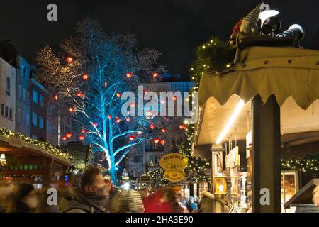 KÖLN, DEUTSCHLAND - 06. Dez 2021: Bunt beleuchteter Baum auf dem kölner weihnachtsmarkt Stockfoto