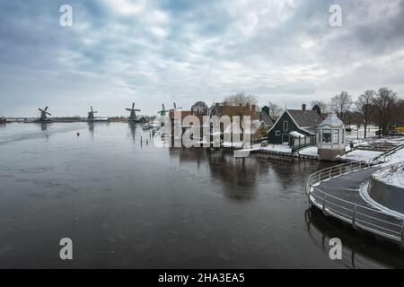 Ansicht der traditionellen niederländischen Windmühlen im kleinen Dorf Zaanse Schans in Zaandam, Niederlande. Stockfoto