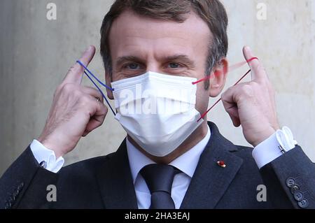 Paris, Frankreich. 10th Dez 2021. Der französische Präsident Emmanuel Macron erwartet am Freitag, dem 10. Dezember 2021, die Ankunft des deutschen Bundeskanzlers Olaf Scholz im Pariser Elysee-Palast. Der Besuch in Paris erfolgt nur wenige Tage, nachdem Scholz offiziell die Rolle seiner Vorgängerin Angela Merkel übernommen hat. Es wird erwartet, dass die beiden Staats- und Regierungschefs die deutsch-französischen Beziehungen sowie die bevorstehende EU-Präsidentschaft Frankreichs erörtern werden. Foto von David Silpa/UPI Credit: UPI/Alamy Live News Stockfoto