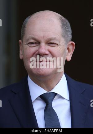 Paris, Frankreich. 10th Dez 2021. Bundeskanzler Olaf Scholz trifft am Freitag, den 10. Dezember 2021, in Paris mit dem französischen Präsidenten Emmanuel Macron im Elysee-Palast ein. Der Besuch in Paris erfolgt nur wenige Tage, nachdem Scholz offiziell die Rolle seiner Vorgängerin Angela Merkel übernommen hat. Es wird erwartet, dass die beiden Staats- und Regierungschefs die deutsch-französischen Beziehungen sowie die bevorstehende EU-Präsidentschaft Frankreichs erörtern werden. Foto von David Silpa/UPI Credit: UPI/Alamy Live News Stockfoto