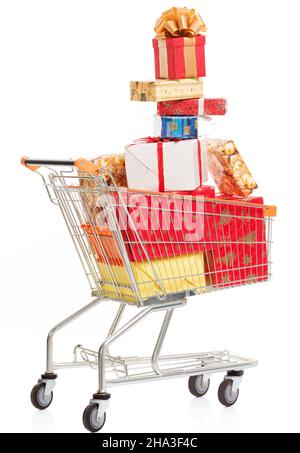 Pyramide der Weihnachtsgeschenke, mehrfarbige Schachteln Füllen Sie einen Warenkorb auf weißem Hintergrund. Weihnachtsgeschäft. Nahaufnahme. Hochwertige Fotos Stockfoto