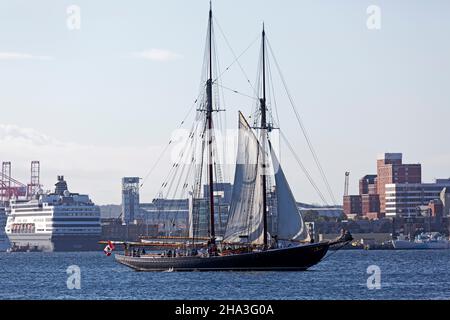 Bluenose II segelt im Hafen von Halifax, Nova Scotia, Kanada. Stockfoto