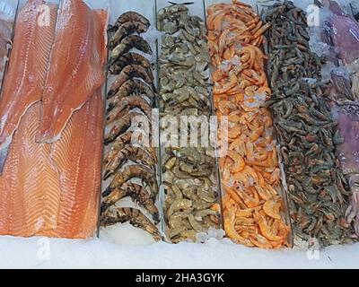 Frischer Fisch auf Eis, verschiedene Arten, bunt, ganz und Filets, in einem Fischhändler in São Paulo, Brasilien. Dezember 2021. Stockfoto