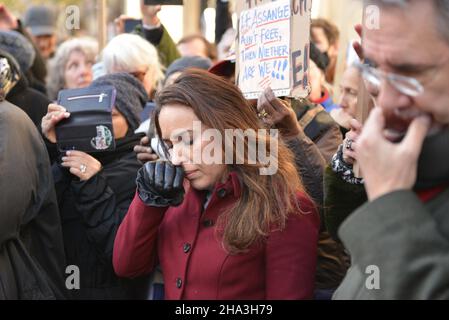 London, Großbritannien. 10th Dez 2021. Julian Assanges Frau Stella Moris tritt nach dem Urteil vor den königlichen Gerichtshöfen aus dem Gericht. Die USA gewinnen den Appell, Wikileaks-Gründer Julian Assange aus Großbritannien auszuliefern. Quelle: Thomas Krych/Alamy Live News Stockfoto