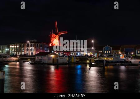 Windmühle in holland auf dem Platz Hellevoetsluis Stockfoto