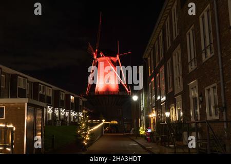 Windmühle in holland auf dem Platz Hellevoetsluis Stockfoto