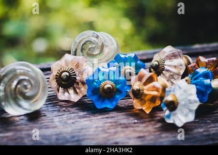 Vintage Glas Schubladen zieht, Knöpfe für Kommode oder Antik Messing Griff Stockfoto