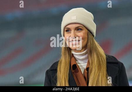 München, Deutschland. 08th Dez 2021. Laura WONTORRA, Sportmoderatorin, Reporterin, Frau, Moderatorin, TV, Fernsehen, DAZN, im Spiel FC BAYERN MÜNCHEN - FC BARCELONA 3-0 Fußball UEFA Champions League Gruppenphase in der Saison 2021/2022 in München, 08. Dezember 2021. Quelle: Peter Schatz/Alamy Live News Stockfoto