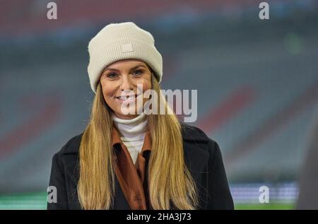 München, Deutschland. 08th Dez 2021. Laura WONTORRA, Sportmoderatorin, Reporterin, Frau, Moderatorin, TV, Fernsehen, DAZN, im Spiel FC BAYERN MÜNCHEN - FC BARCELONA 3-0 Fußball UEFA Champions League Gruppenphase in der Saison 2021/2022 in München, 08. Dezember 2021. Quelle: Peter Schatz/Alamy Live News Stockfoto