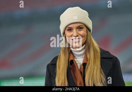 München, Deutschland. 08th Dez 2021. Laura WONTORRA, Sportmoderatorin, Reporterin, Frau, Moderatorin, TV, Fernsehen, DAZN, im Spiel FC BAYERN MÜNCHEN - FC BARCELONA 3-0 Fußball UEFA Champions League Gruppenphase in der Saison 2021/2022 in München, 08. Dezember 2021. Quelle: Peter Schatz/Alamy Live News Stockfoto