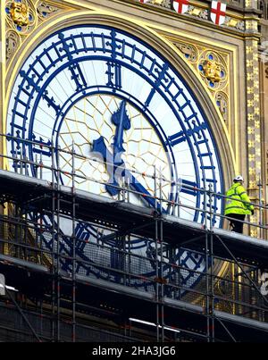 London, Großbritannien. 10th Dez 2021. Arbeiter laufen am Uhrwerk von Big Ben vorbei, während das Gerüst nach und nach nach entfernt wird Stockfoto