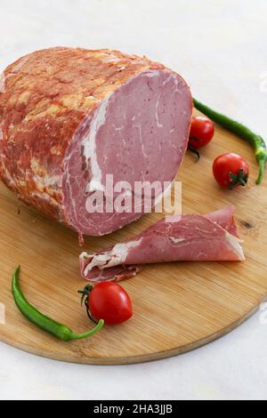 Entrecote für geräuchertes Rindfleisch auf weißem Hintergrund. Lokaler Name füme antrikot Stockfoto