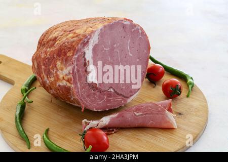 Entrecote für geräuchertes Rindfleisch auf weißem Hintergrund. Lokaler Name füme antrikot Stockfoto