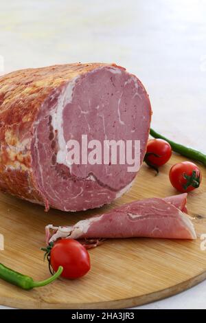 Entrecote für geräuchertes Rindfleisch auf weißem Hintergrund. Lokaler Name füme antrikot Stockfoto