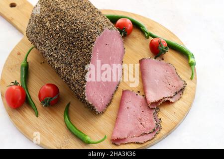 Pfeffer Roastbeef auf weißem Hintergrund. Lokaler Name Karabiberli Roastbeef Stockfoto