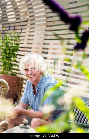 Film- und Fernsehregisseur Declan Lowney in seinem Haus in der Nähe von Brighton, East Sussex, Großbritannien. Stockfoto