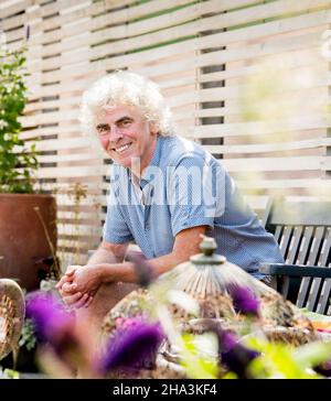 Film- und Fernsehregisseur Declan Lowney in seinem Haus in der Nähe von Brighton, East Sussex, Großbritannien. Stockfoto